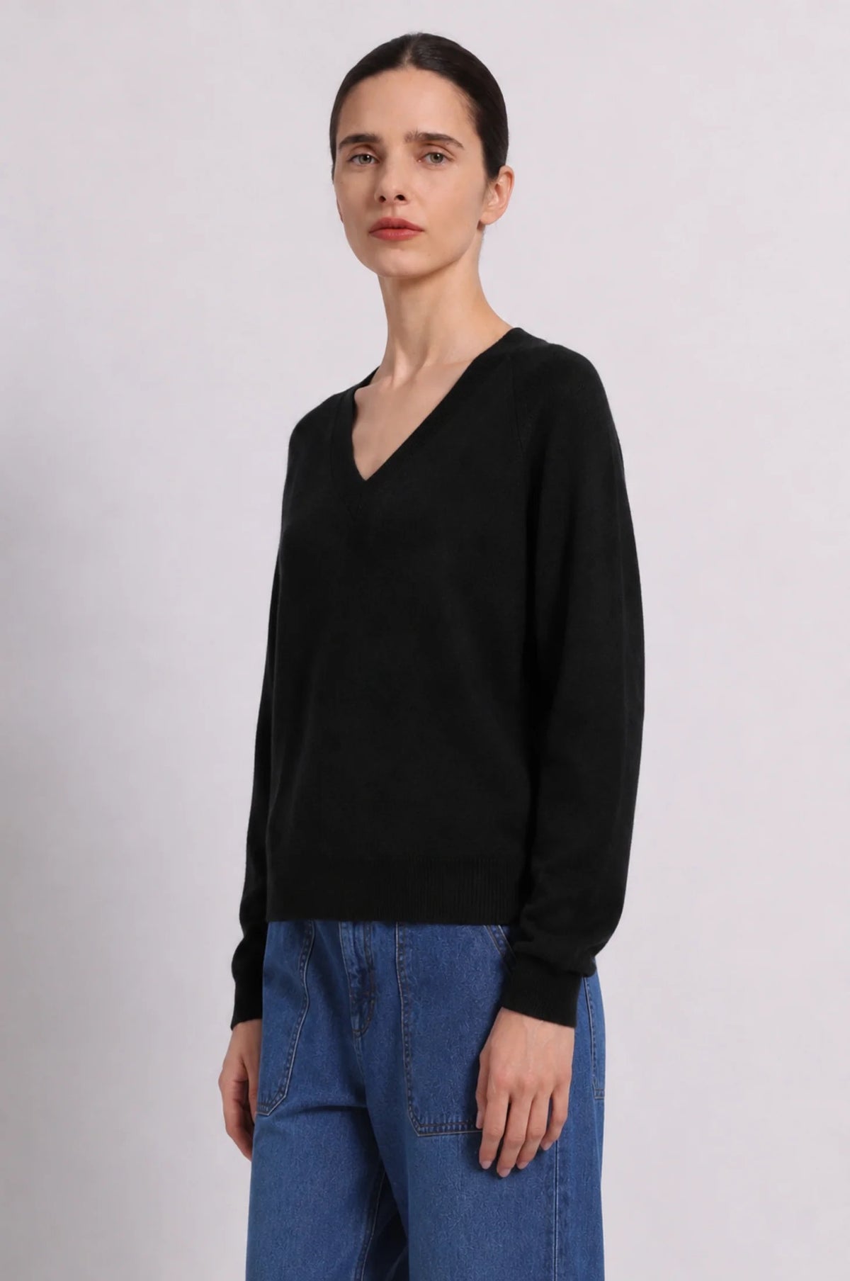 Minnir Rose - Women - Black Cashmere Long Sleeve Shrunken V Neck